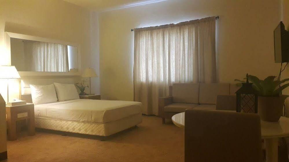 One Pacific Hotel Tamuning Buitenkant foto