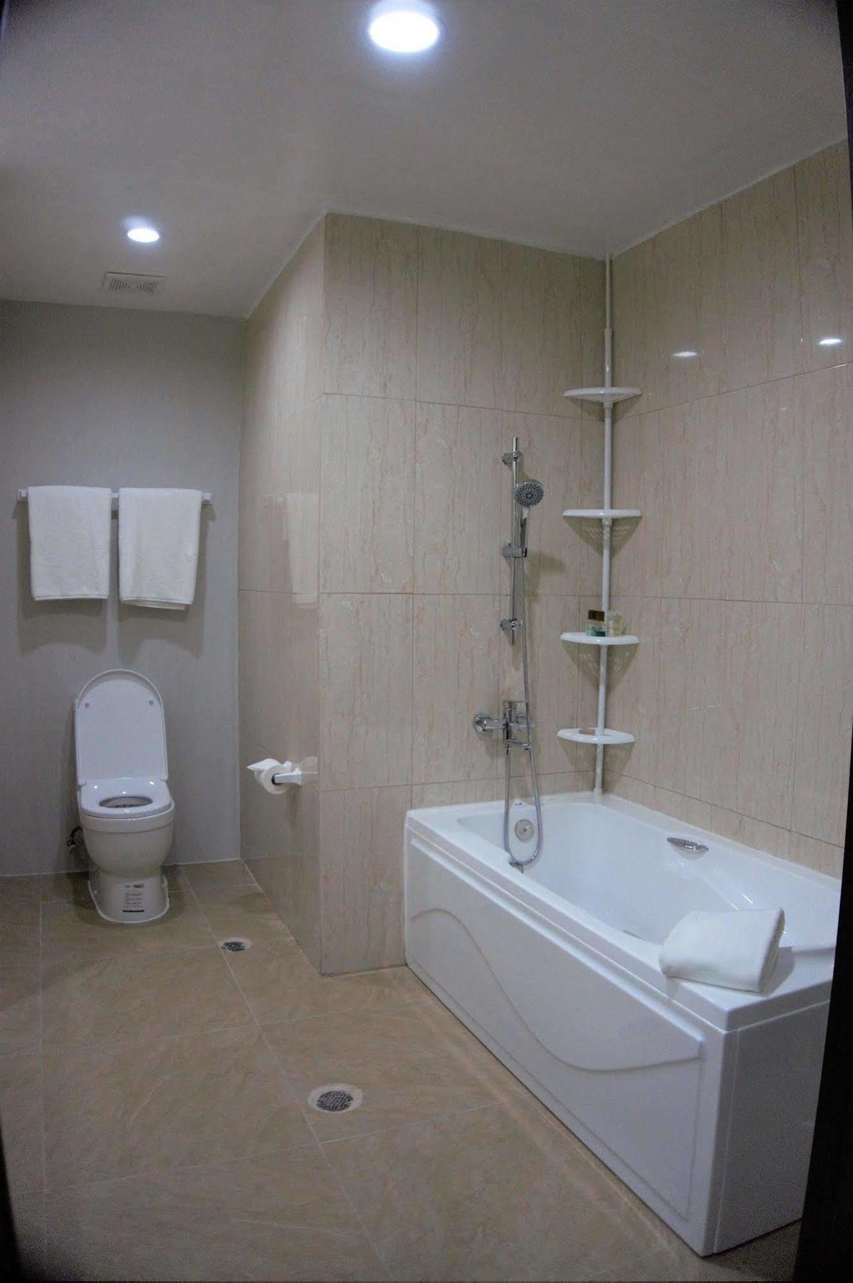 One Pacific Hotel Tamuning Buitenkant foto