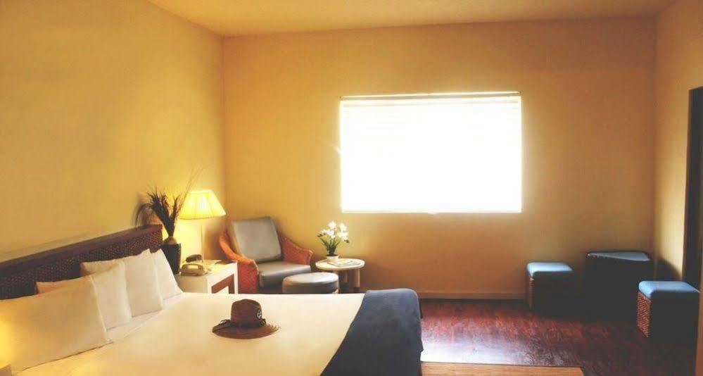 One Pacific Hotel Tamuning Buitenkant foto